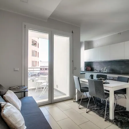 Spacious Joivy Apt In Stunning דירה